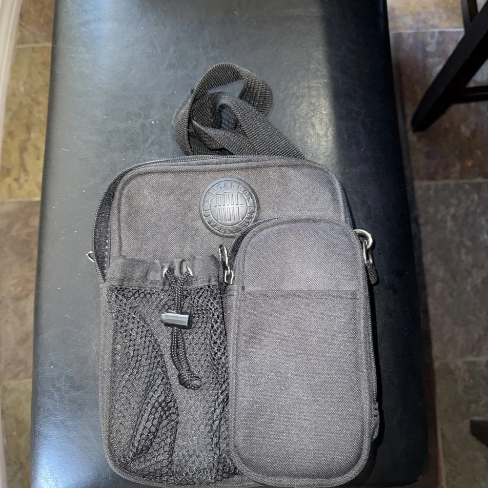 Ricardo Beverly Hills Black Crossbody‎ Bag Small Travel Purse Everyday Carry